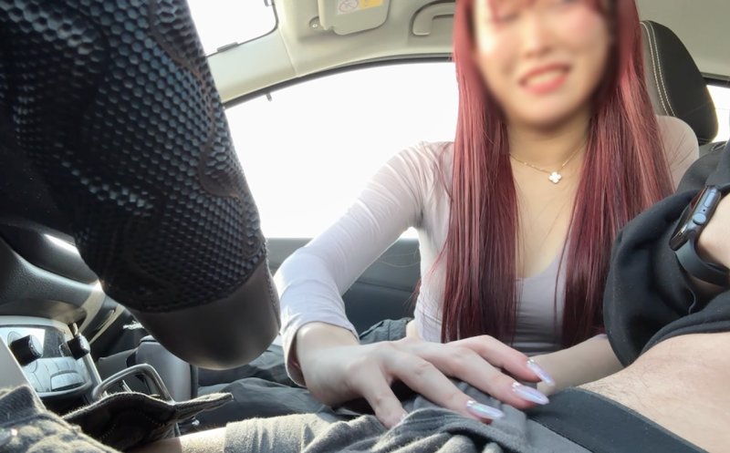 FC2-PPV-4676983 請求F罩杯巨乳美女在車內手淫及口交讓我射精