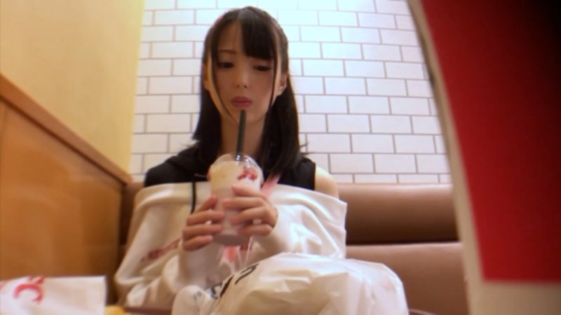 FC2-PPV-4793671 史上最可愛的大OOOO。雖然滿身愛液噴水到高潮，但中出時卻暴怒放空