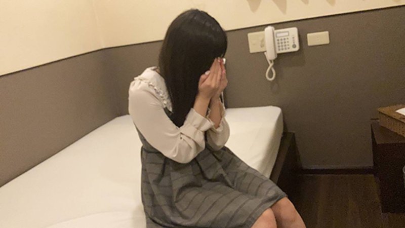 FC2-PPV-4802619 涼香2OO・顏射・無套。不脫衣服，對什麼都聽話的量產型哭哭系美OO，用CFNM玩弄她！（061）