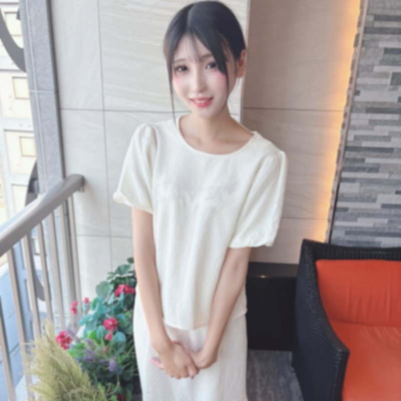 FC2-PPV-4921869 1OO可憐色白纖細的美女！與纖弱的外表相反，擁有無法掩飾的敏感身體。在性愛的魔法下，蛻變成成熟的女人！