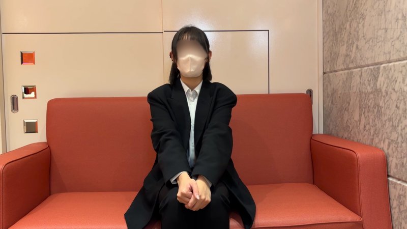 FC2-PPV-4933419 極度敏感的2OO西裝女OO。刺激陰道深處就讓她全程抽搐不止，被無套肉棒狠狠貫穿後直接爽到飛起並屈服→大量中出。